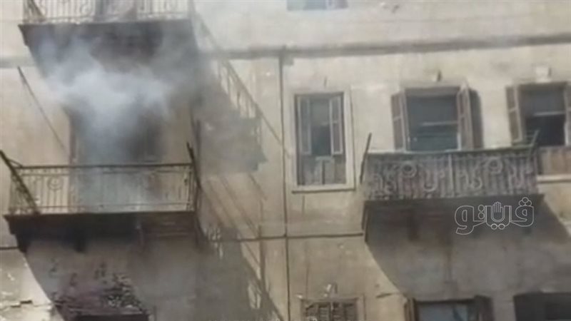 من النيران إلى الانهيار.. أول فيديو لحريق حلوان قبل سقوط حائط على شخص ومصرعه (فيديو وصور)