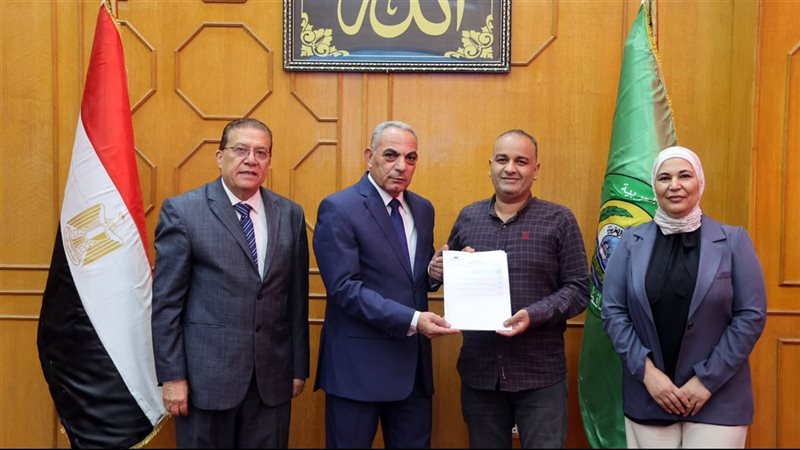 محافظ الإسماعيلية يشهد حفل توقيع عقود العمل لأبناء المحافظة بشركة مدينة اللقاحات