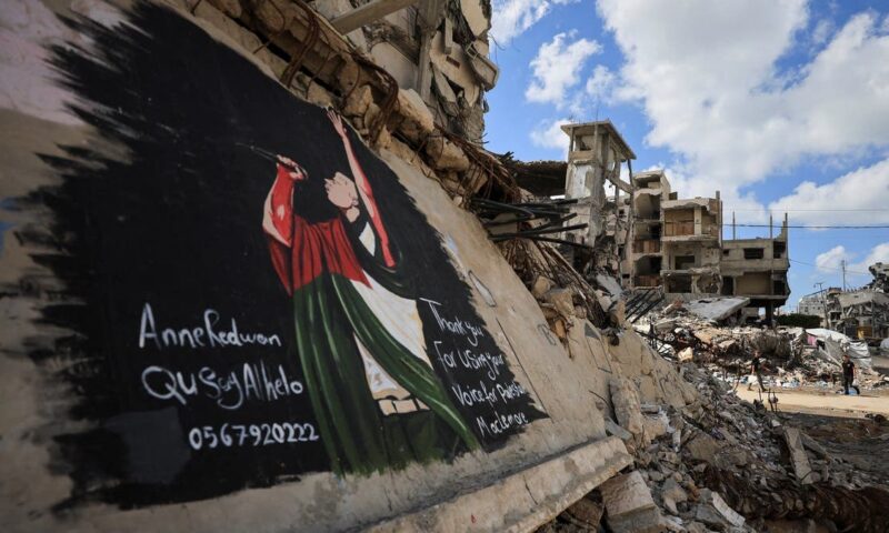 غزة تعبر عن امتنانها لماكليمور برسم صورته على جدار وسط الأنقاض