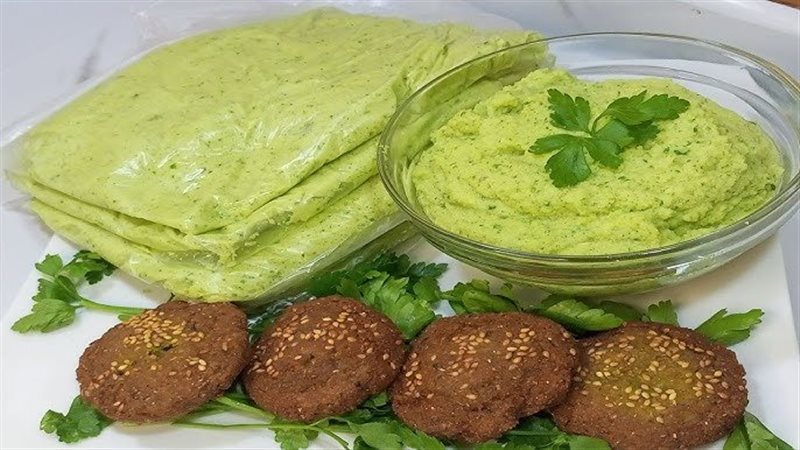 طريقة عمل الطعمية المصرية في المنزل بقوام مقرمش وطعم شهي