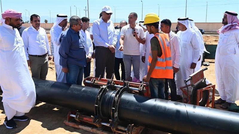 محافظ جنوب سيناء يتابع أعمال إنشاء خط المياه الجديد في نويبع