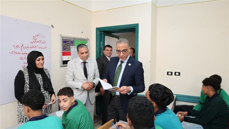 “تفقد الفصول”، محافظ الجيزة يفاجئ مدارس بولاق الدكرور بتعليمات عاجلة