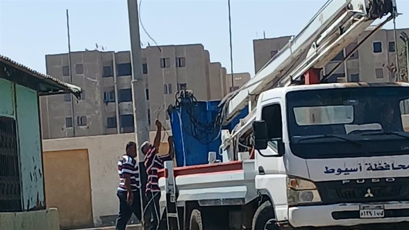 في حملة رفع كفاءة الإنارة بشوارع أسيوط، مراجعة التوصيلات الكهربائية وتغيير الأجزاء المتهالكة