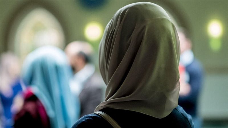 هل يجوز للمرأة الاقتصار على المسح فوق الخمار في الوضوء؟ المفتي يرد