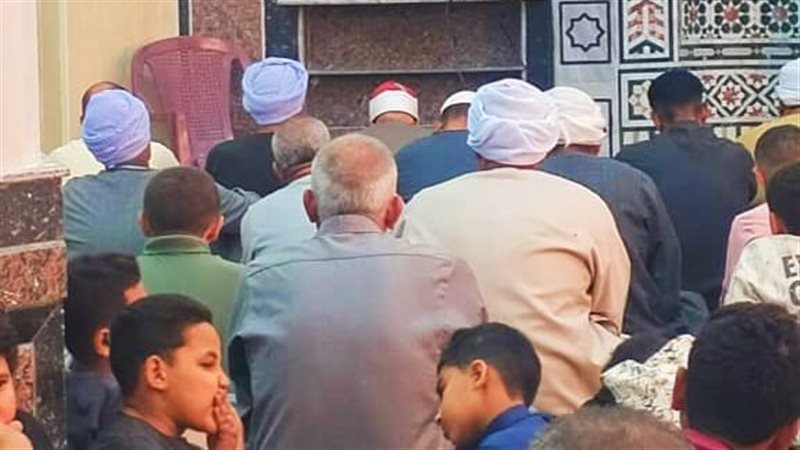 خلاف بين العلماء، مَن هو الأحق بالإمامة يوم الجمعة، الخطيب أم غيره؟
