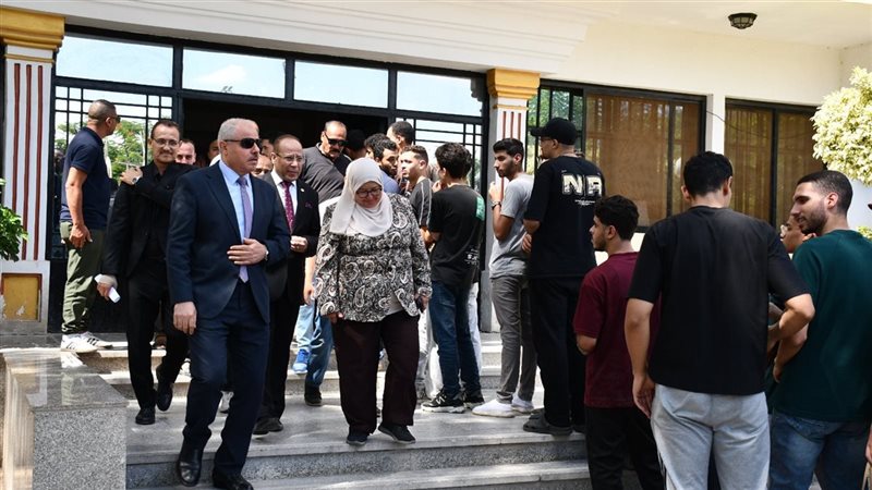 رئيس جامعة قناة السويس يتفقد المدن الجامعية ويتابع أعمال تسكين الطلاب