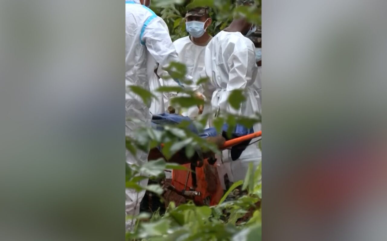 فيضانات نيبال.. دفن جماعي للضحايا المجهولين وهذا ما رصده طاقم CNN