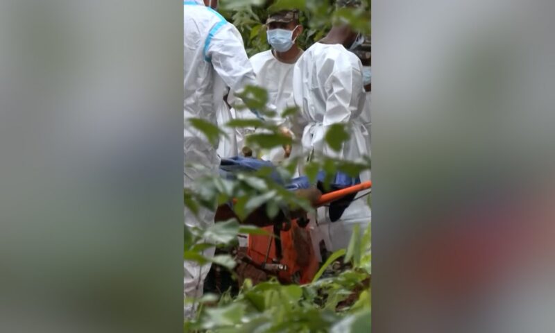 فيضانات نيبال.. دفن جماعي للضحايا المجهولين وهذا ما رصده طاقم CNN
