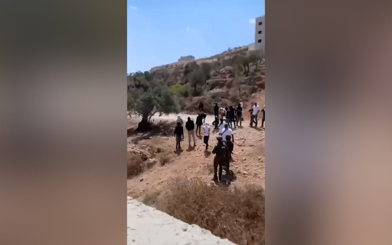 مستوطنون إسرائيليون يحاصرون منزلًا فلسطينيًا قبل مهاجمته