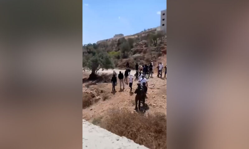 مستوطنون إسرائيليون يحاصرون منزلًا فلسطينيًا قبل مهاجمته