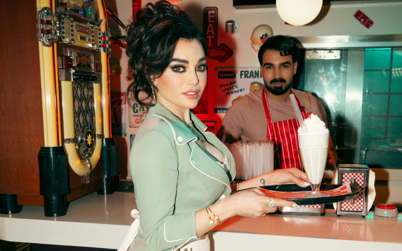هيفاء وهبي بزي نادلة مطعم.. كيف تحوّل التصميم إلى قطعة “كوتور”؟