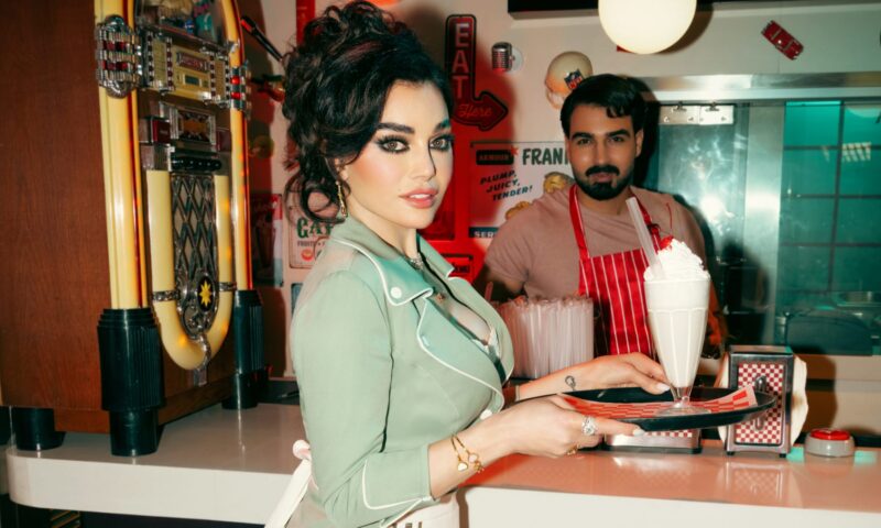 هيفاء وهبي بزي نادلة مطعم.. كيف تحوّل التصميم إلى قطعة “كوتور”؟