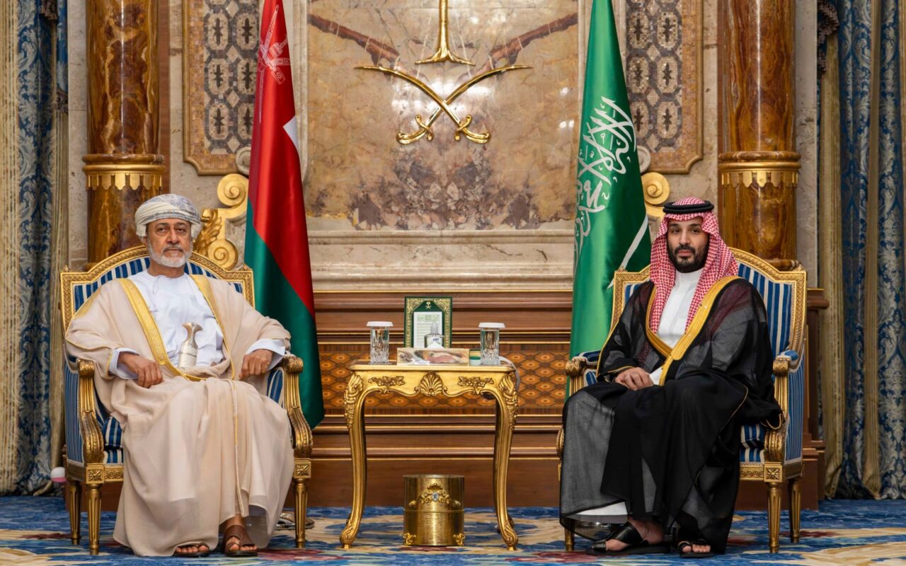 محمد بن سلمان يلتقي سُلطان عُمان في جدة.. ماذا بحثا؟