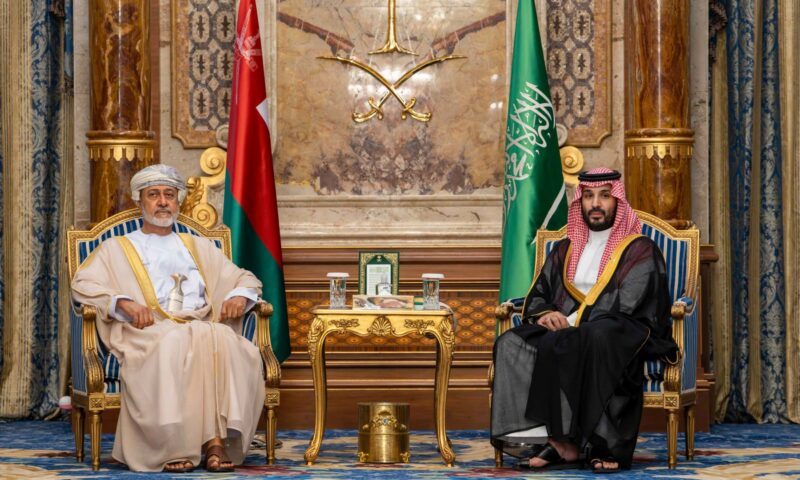 محمد بن سلمان يلتقي سُلطان عُمان في جدة.. ماذا بحثا؟