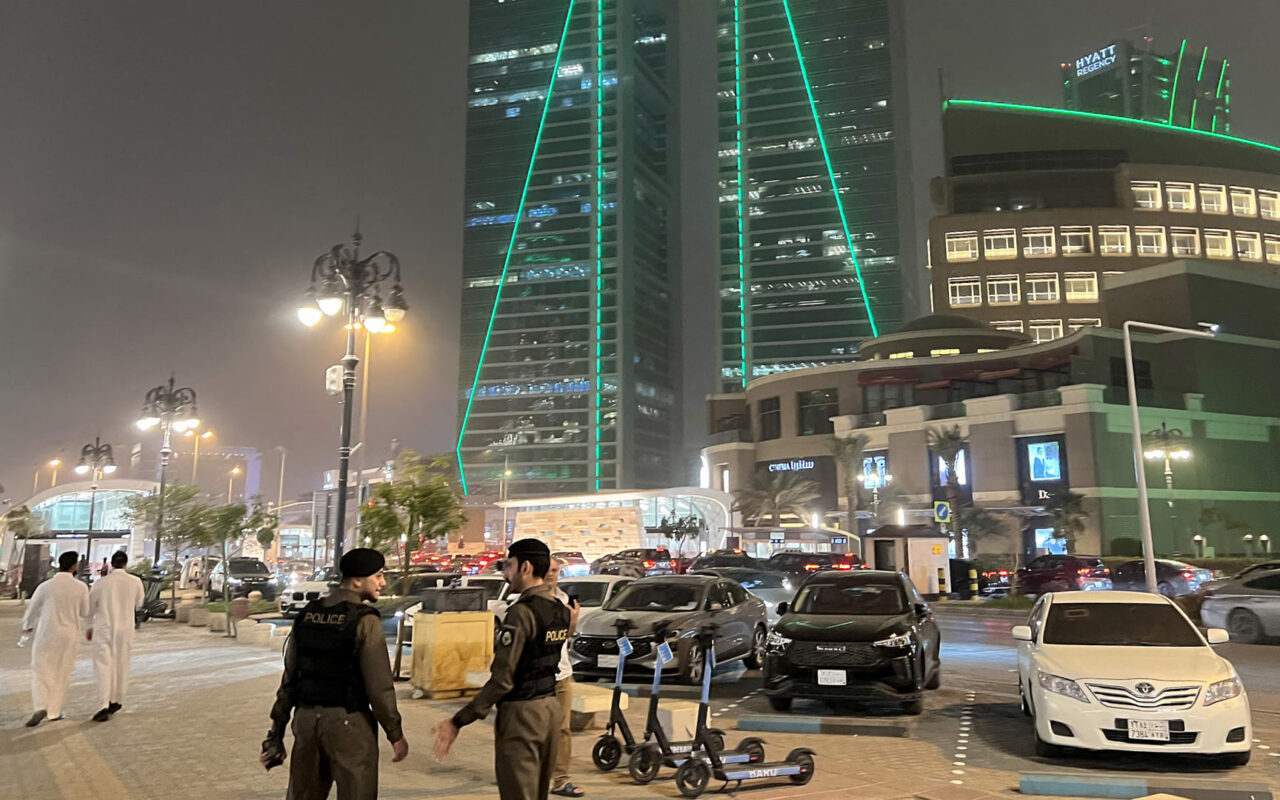 الأمن السعودي يعلن القبض على مواطن ومصري لترويجهما المخدرات في المدينة المنورة