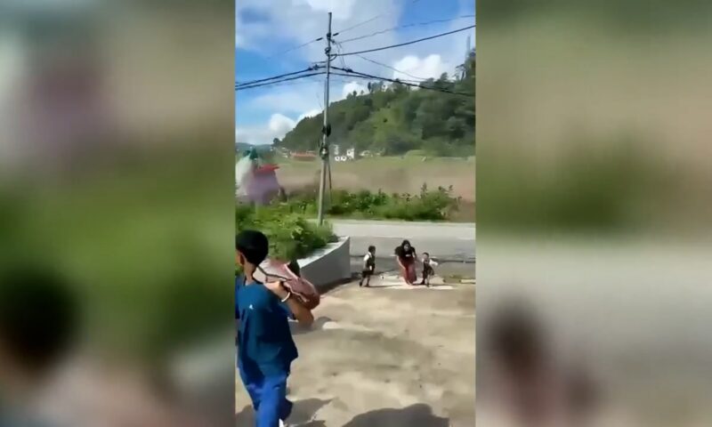 تعثرت فجأة.. سيدة تمسك بطفلتين تنجو في اللحظات الأخيرة من فيضان نيبال المدمر