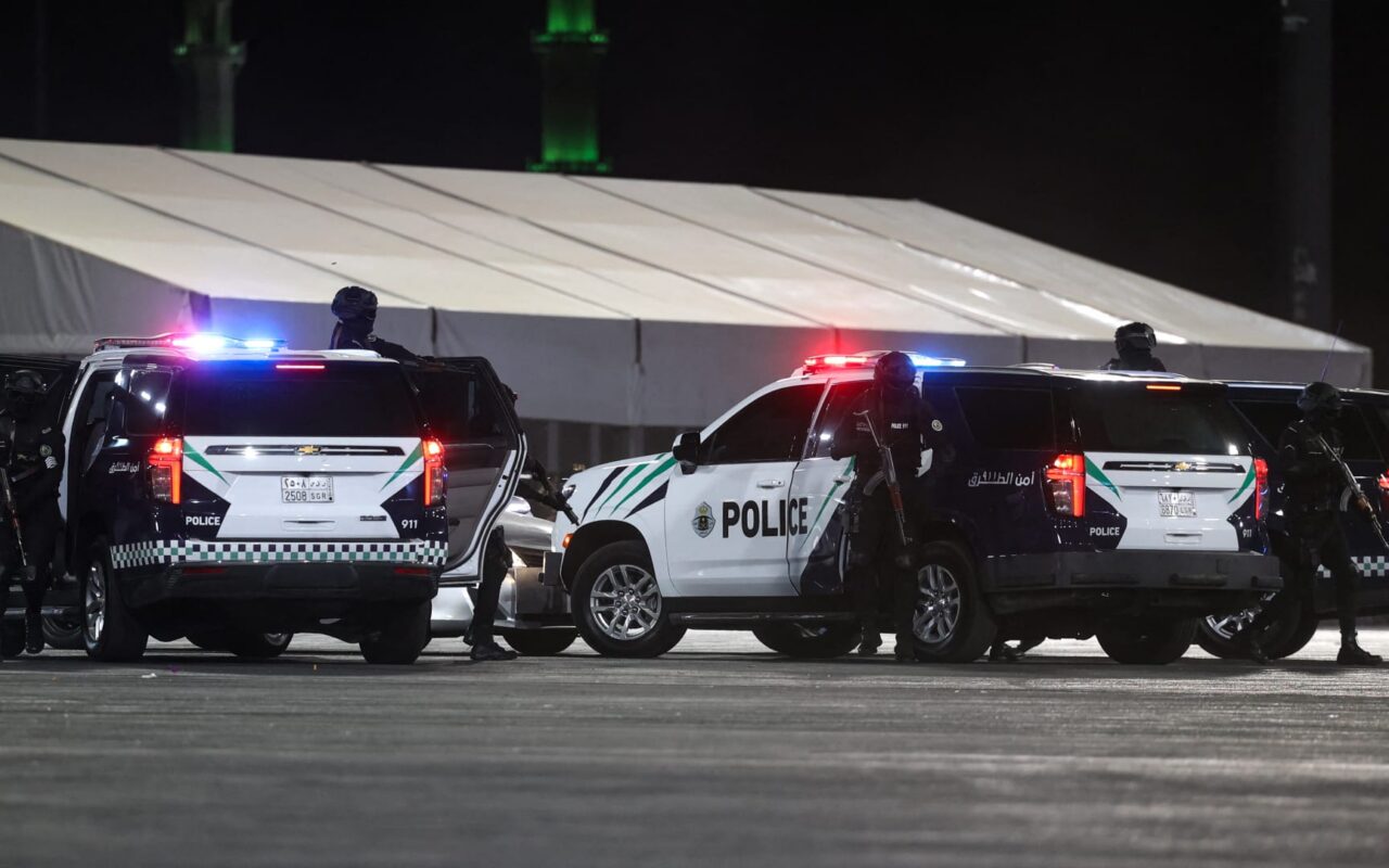 الأمن السعودي يقبض على شخص ظهر في محتوى مرئي تضمن “إساءة للمرأة” و”المساس بالقيم الدينية”