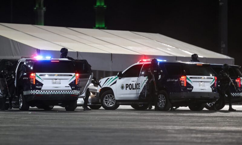 الأمن السعودي يقبض على شخص ظهر في محتوى مرئي تضمن “إساءة للمرأة” و”المساس بالقيم الدينية”