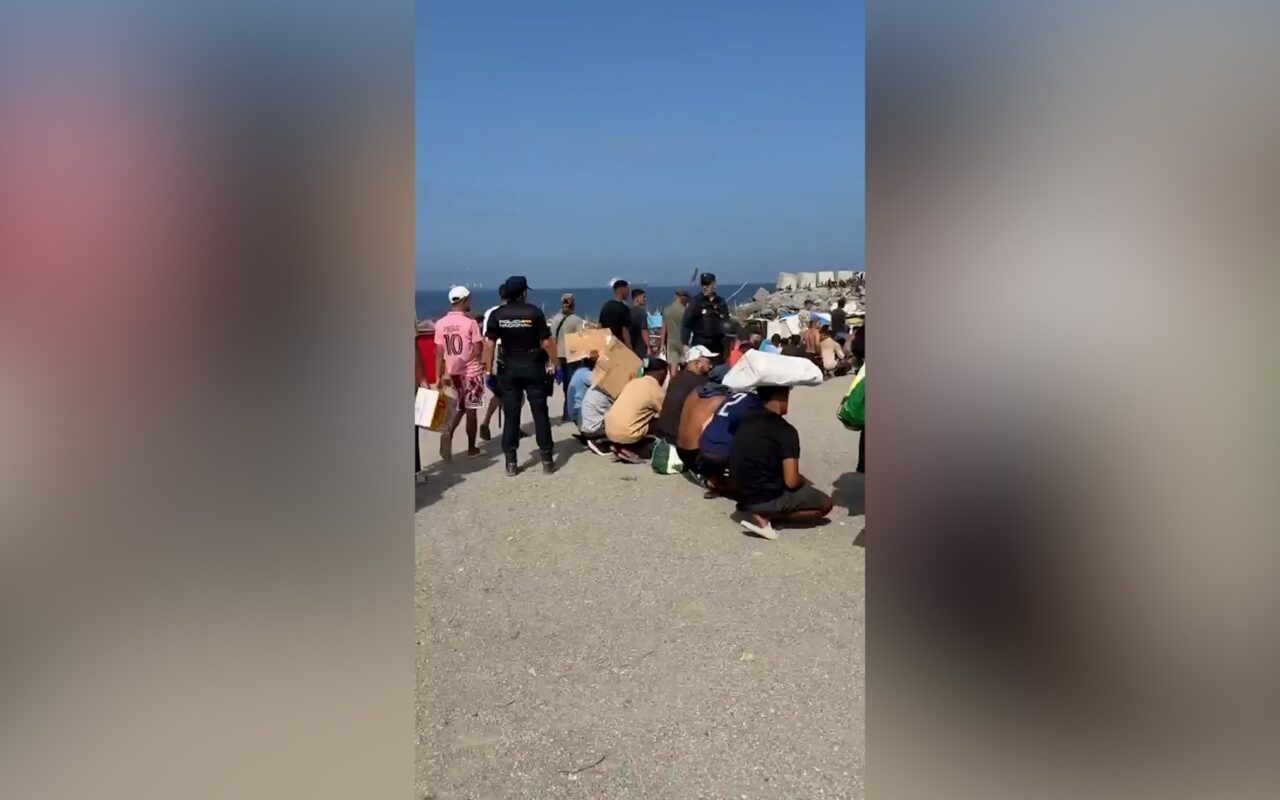 شاهد.. شاطئ سبتة يتحول إلى مخيم ضخم للمهاجرين