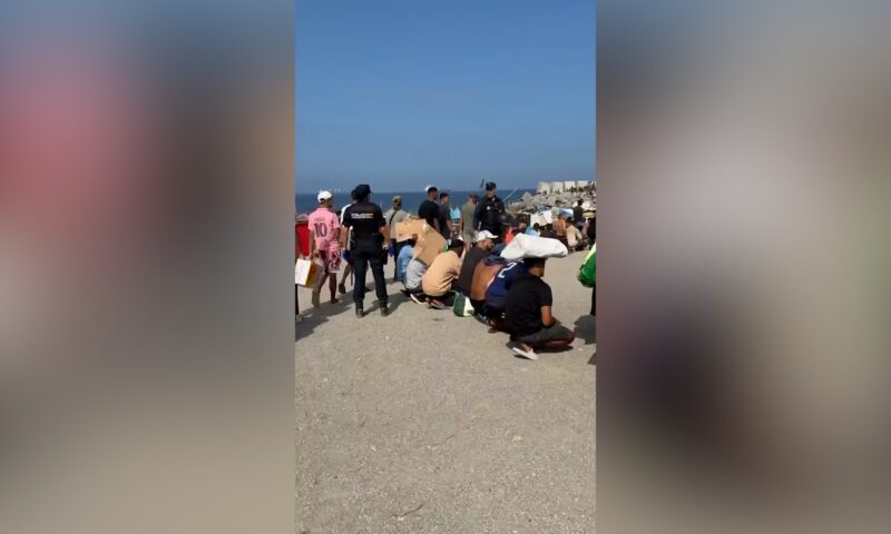 شاهد.. شاطئ سبتة يتحول إلى مخيم ضخم للمهاجرين