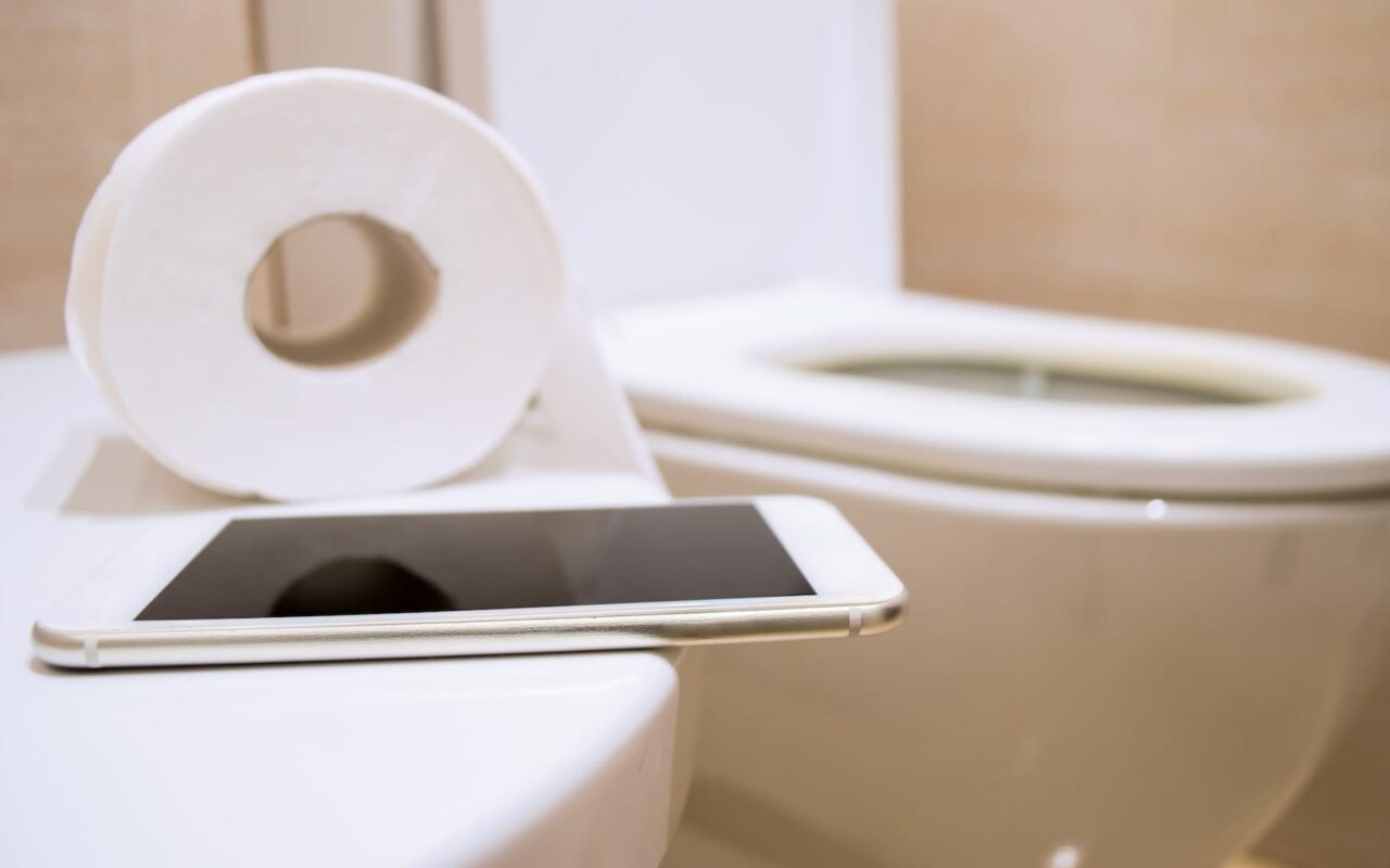 ألم البطن وخروج دم مع البراز..ما هي العلامات لا يجب تجاهلها؟