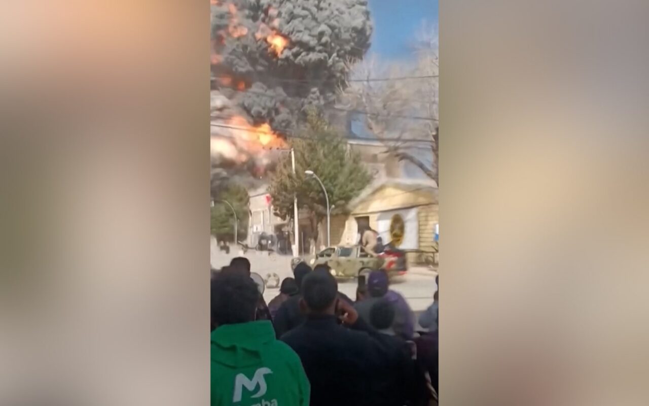 شاهد لحظة انفجار ضخم داخل قاعدة عسكرية في بوليفيا