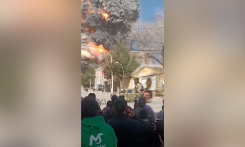 شاهد لحظة انفجار ضخم داخل قاعدة عسكرية في بوليفيا