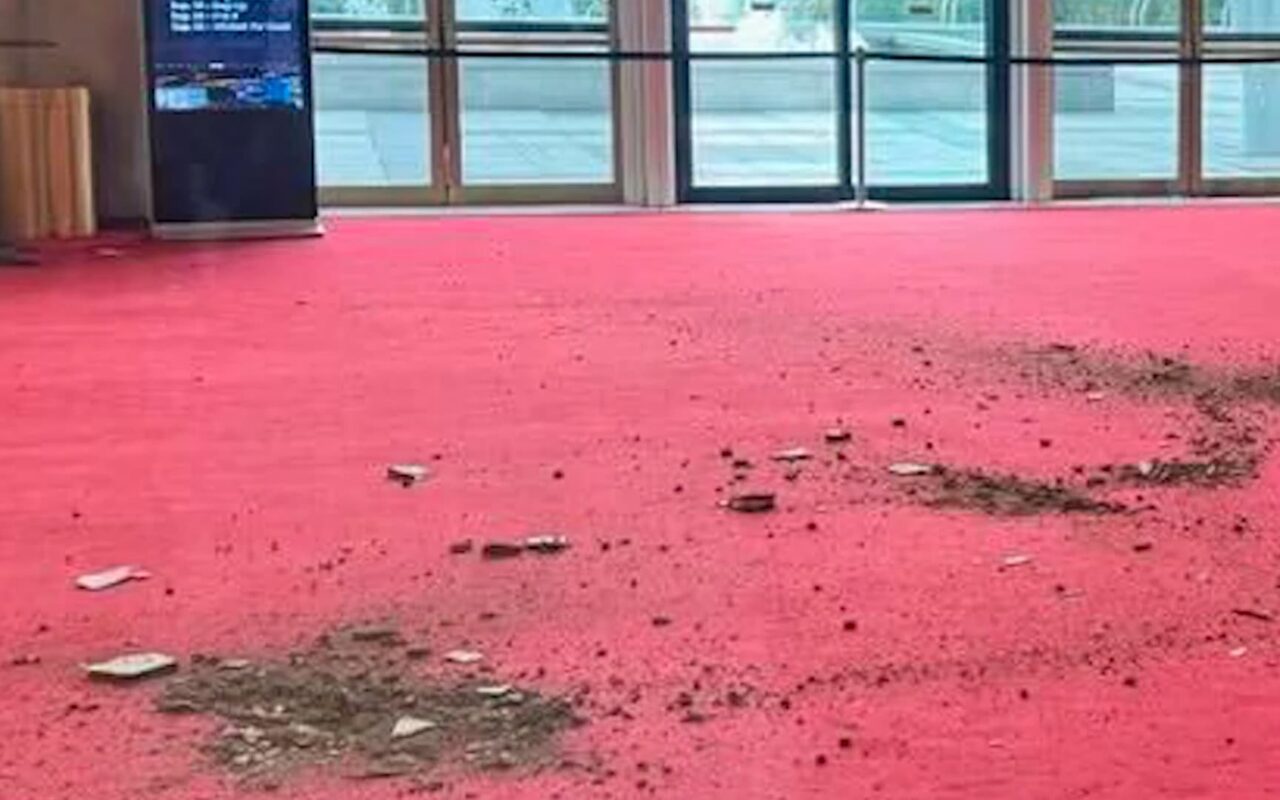 “غير آمن ومتهالك”.. إدارة ترامب تسلط الضوء على تحديث مركز كينيدي بعد انهيار جزئي في السقف