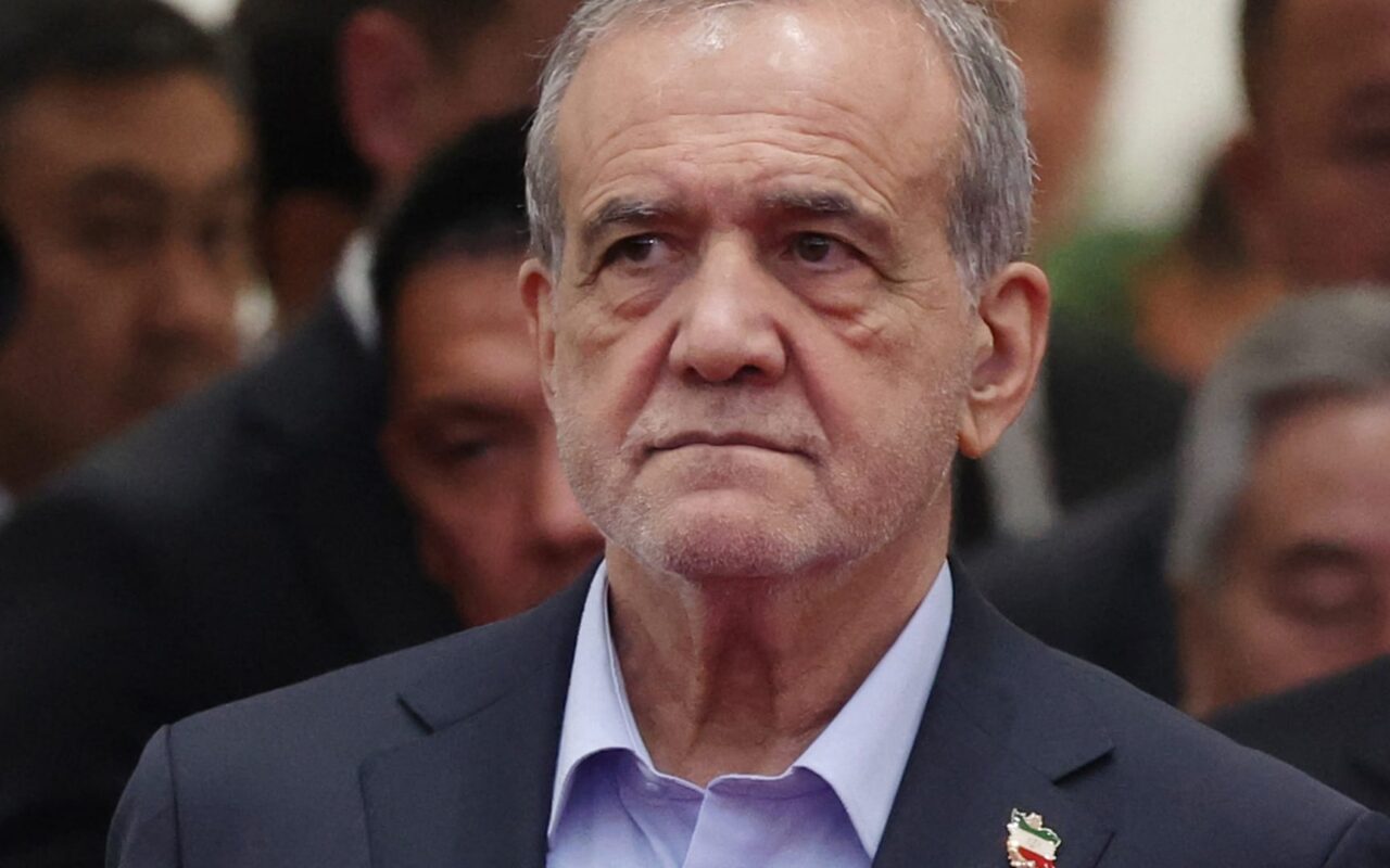 رئيس إيران يعلّق على انفجار ناقلة وقود.. ماذا قال؟