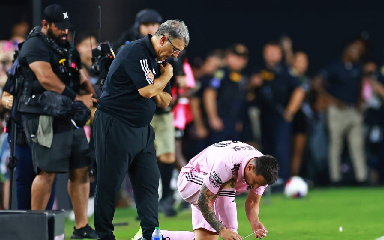لقطة من الدوري الأمريكي.. ميسي يفاجئ مدرب الخصم بعناق حار