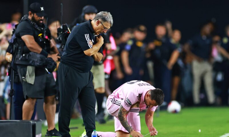 لقطة من الدوري الأمريكي.. ميسي يفاجئ مدرب الخصم بعناق حار