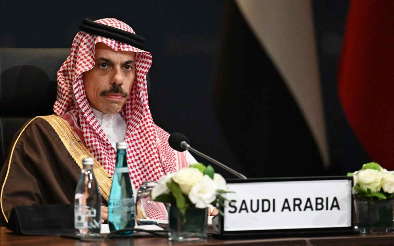 اتصالان لوزير خارجية السعودية مع نظيريه في إيران وباكستان.. ماذا دار بشأن خفض التوتر؟