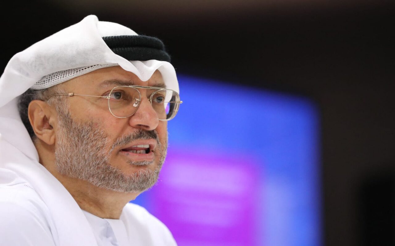 انتقد الموقف الخليجي الجماعي وتحدث عن “ممرات شحن بديلة”.. أبرز ما قاله قرقاش عن حرب إيران