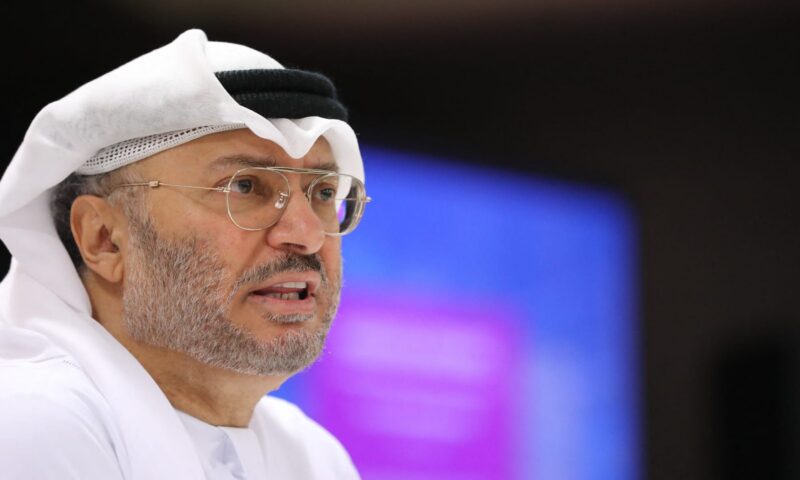 انتقد الموقف الخليجي الجماعي وتحدث عن “ممرات شحن بديلة”.. أبرز ما قاله قرقاش عن حرب إيران