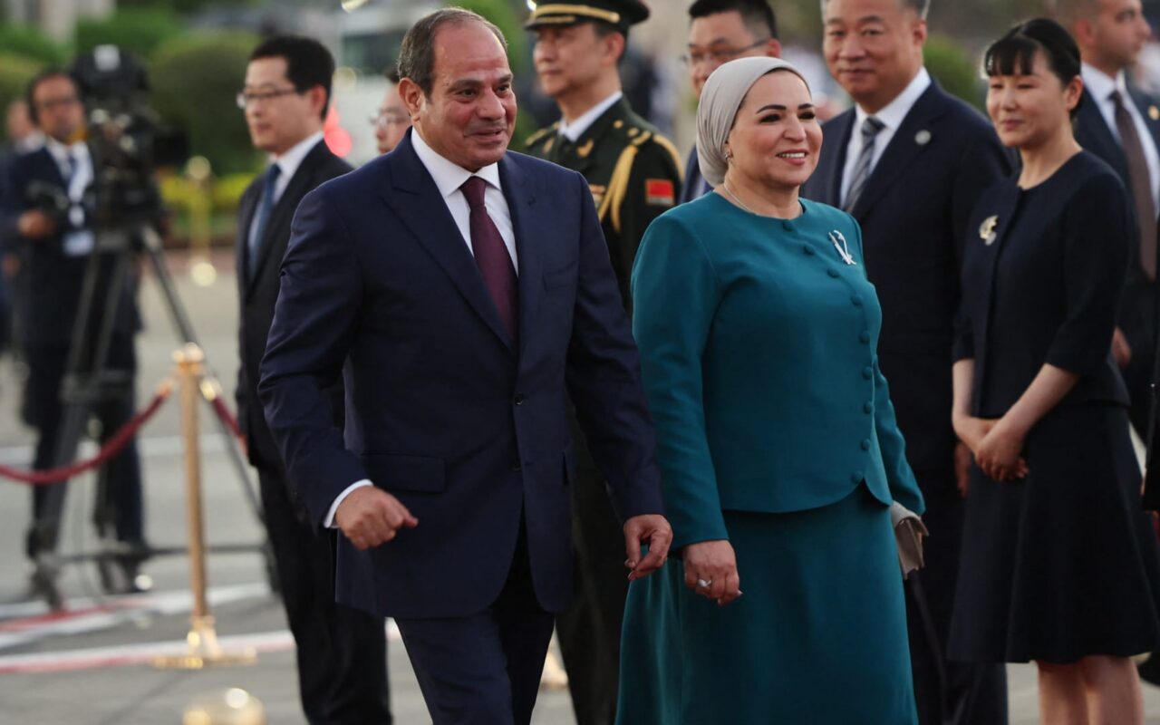 من النيل لزهرة اللوتس..إطلالات انتصار السيسي تحتفي بهوية مصر