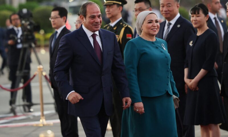 من النيل لزهرة اللوتس..إطلالات انتصار السيسي تحتفي بهوية مصر