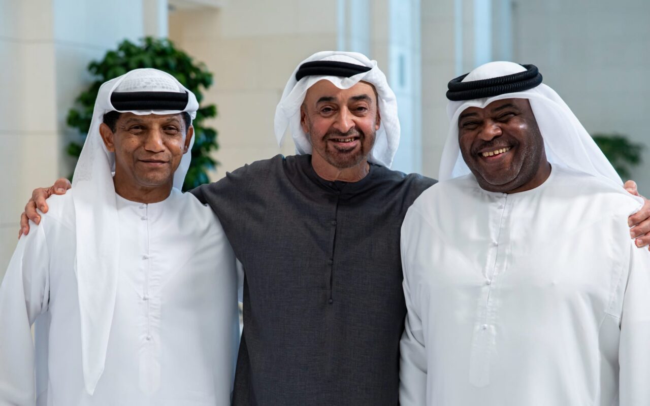 قام بتصويرهم.. تصرف “عفوي” من محمد بن زايد مع لاعبي الجيل التاريخي لمنتخب الإمارات