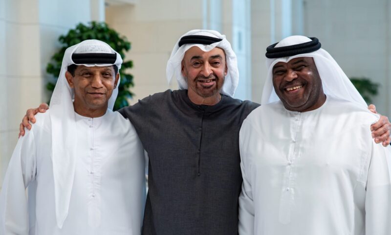 قام بتصويرهم.. تصرف “عفوي” من محمد بن زايد مع لاعبي الجيل التاريخي لمنتخب الإمارات