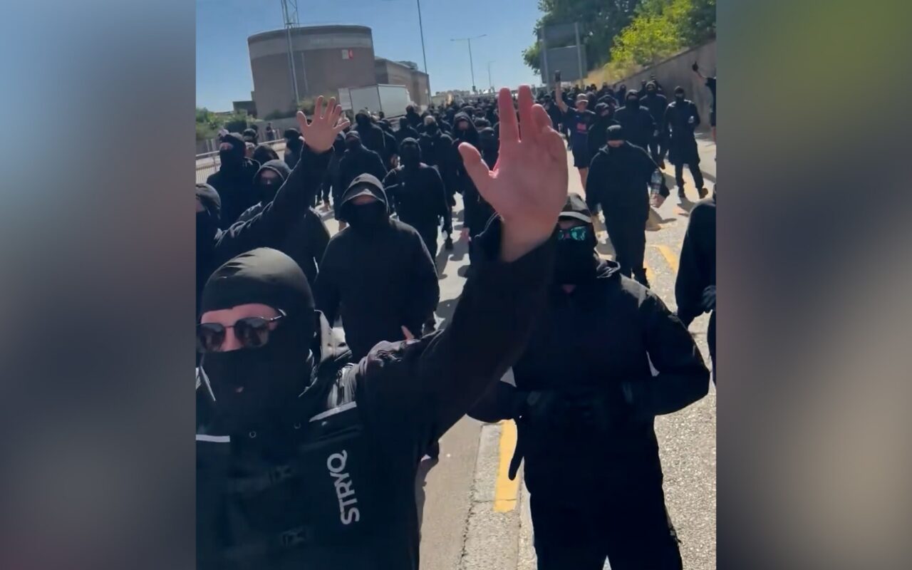 ملثمون يرتدون ملابس سوداء يغلقون الطرق في احتجاج مناهض للهجرة ببريطانيا