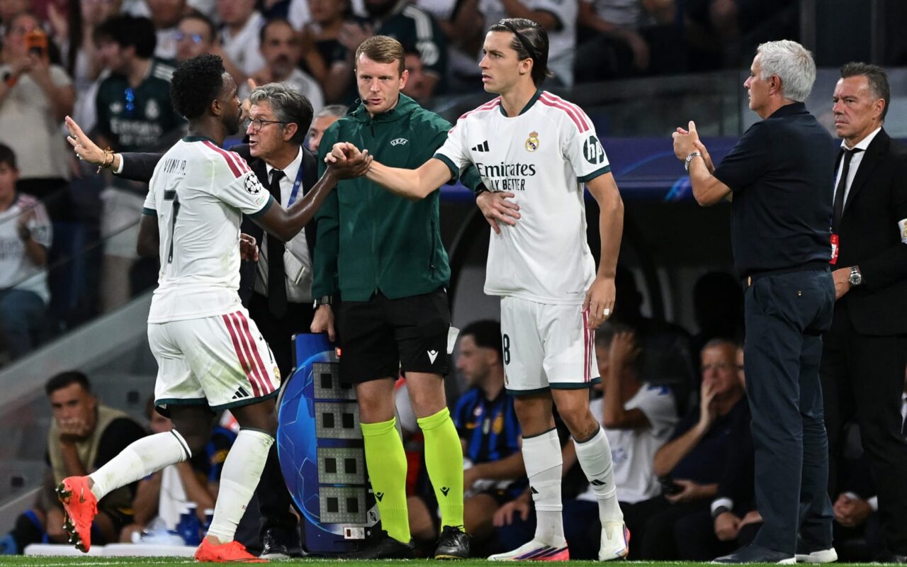 أثار غضب جماهير ريال مدريد.. ما القانون الذي أخر دخول كاريراس لأكثر من دقيقة بعد خروج فينيسيوس؟