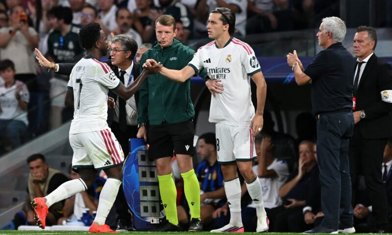 أثار غضب جماهير ريال مدريد.. ما القانون الذي أخر دخول كاريراس لأكثر من دقيقة بعد خروج فينيسيوس؟