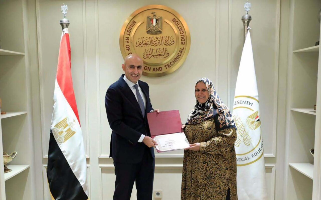 “خط أحمر”.. وزير التعليم في مصر يكرم مديري مدرستين وبّخهما محافظ