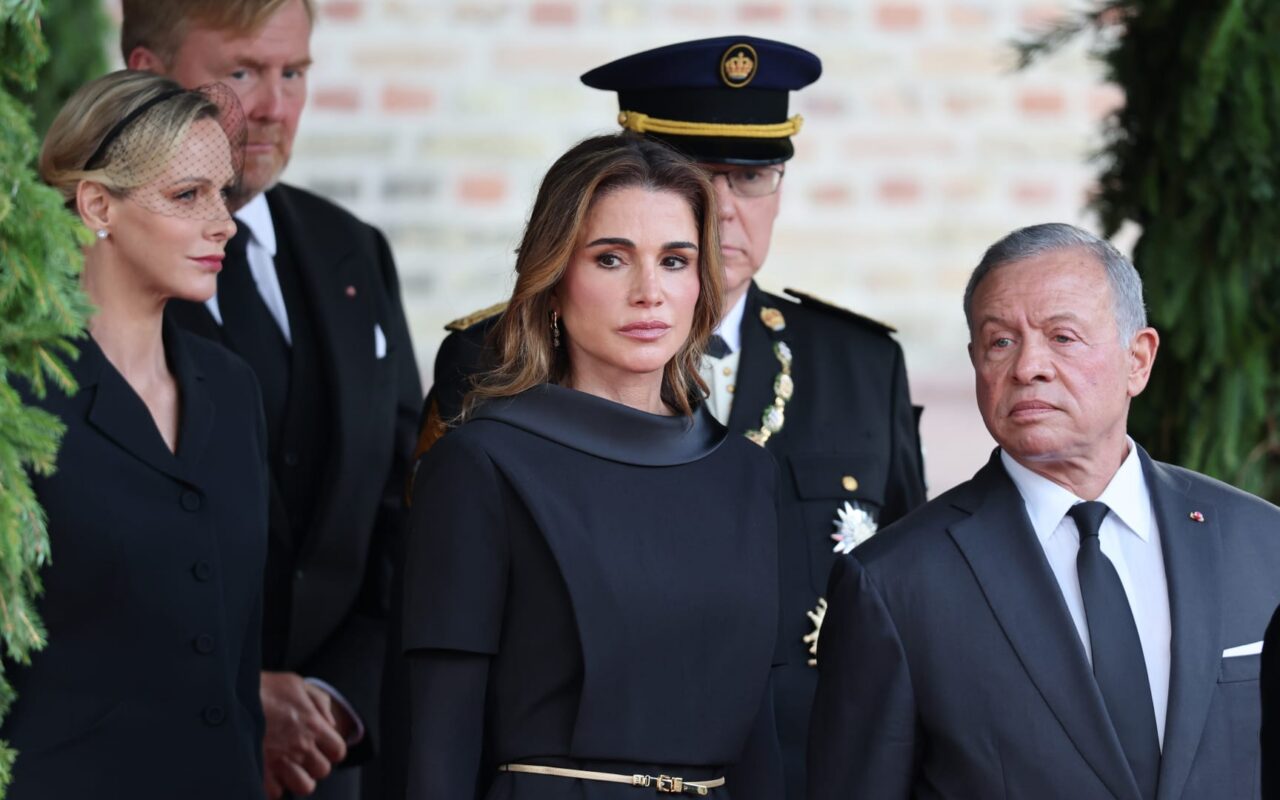 إطلالات عنوانها الوقار.. ماذا ارتدت الملكات والأميرات في وداع ملك النرويج هارالد الخامس؟
