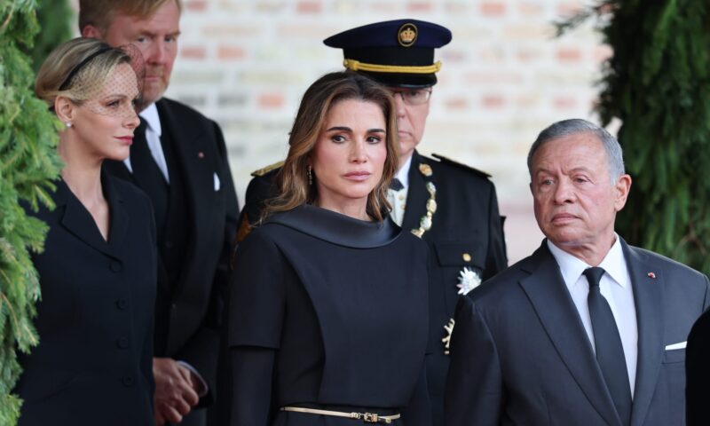إطلالات عنوانها الوقار.. ماذا ارتدت الملكات والأميرات في وداع ملك النرويج هارالد الخامس؟
