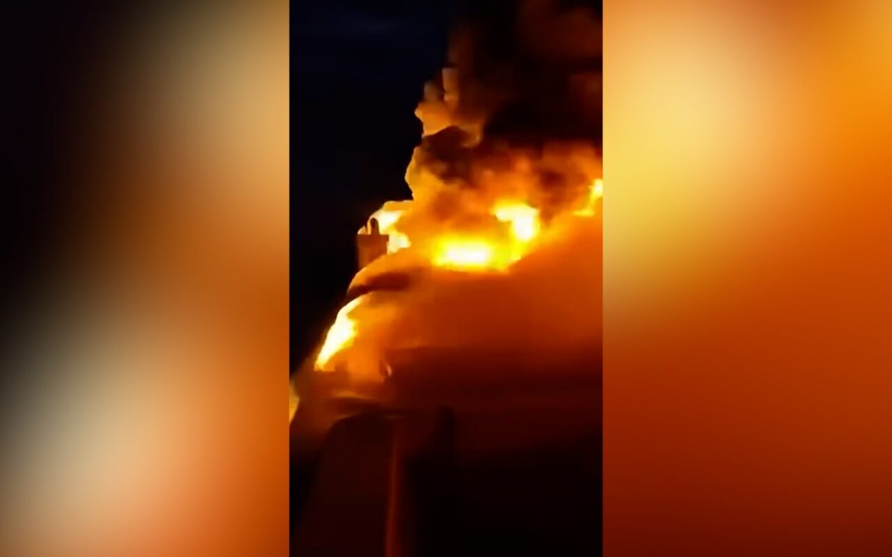 شاهد.. حريق هائل يلتهم عبّارة سياحية قبالة الفلبين وعشرات المفقودين