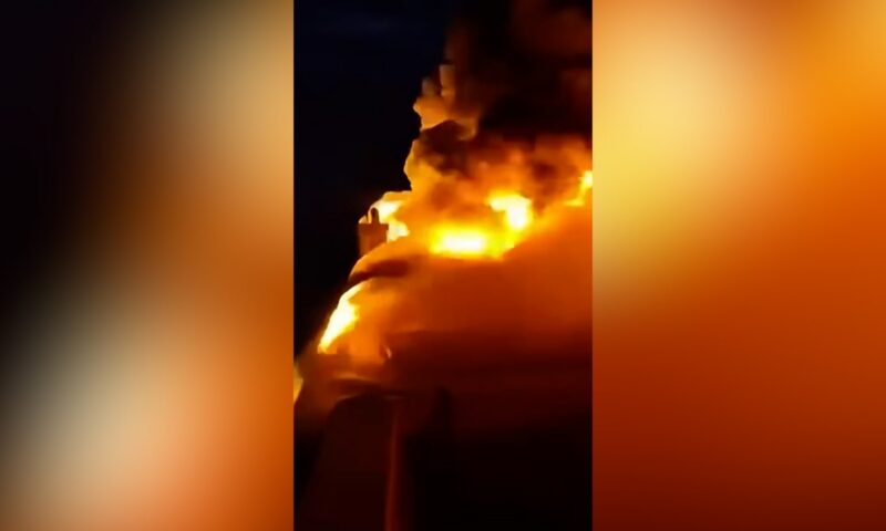 شاهد.. حريق هائل يلتهم عبّارة سياحية قبالة الفلبين وعشرات المفقودين