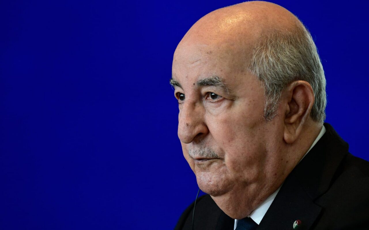 الجزائر تعلن قطع علاقاتها الدبلوماسية مع الإمارات.. وقرقاش: العلاقات تُدار بالعقل والتواصل