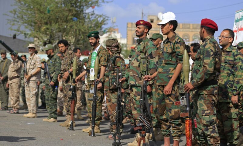 “عرض عسكري حوثي بعد السيطرة على مدينة المخا”.. ما حقيقة الفيديو؟
