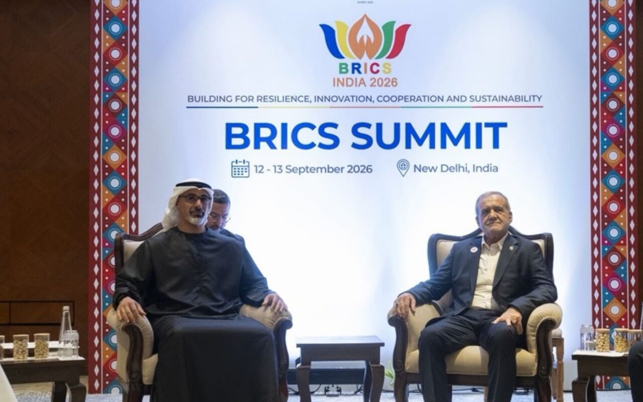 ولي عهد أبوظبي يلتقي الرئيس الإيراني على هامش قمة “بريكس”