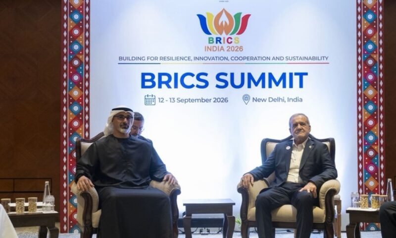 ولي عهد أبوظبي يلتقي الرئيس الإيراني على هامش قمة “بريكس”